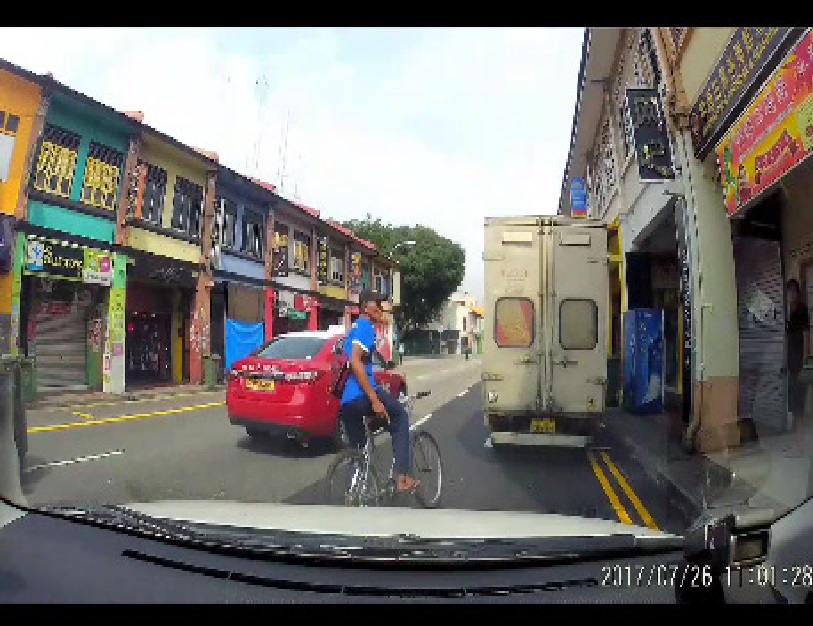 DRIVER SAW CYCLIST AND AVOID HIM. STILL GET SCOLDED BY CYCLIST! (VIDEO)