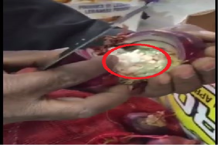 THIS IS WHY YOU SHOULD NOT HOLD ANY ITEMS FOR STRANGERS AT THE AIRPORT! (VIDEO)