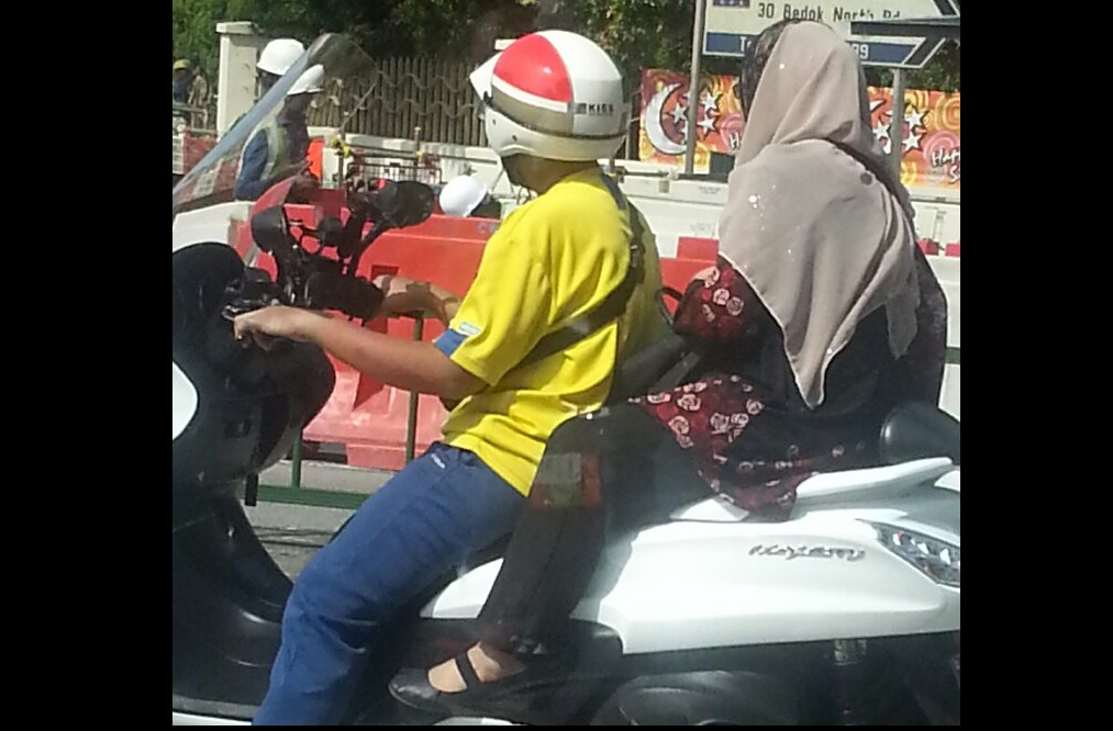 WOMAN RIDE MOTOR WITH NO HELMET @ BEDOK