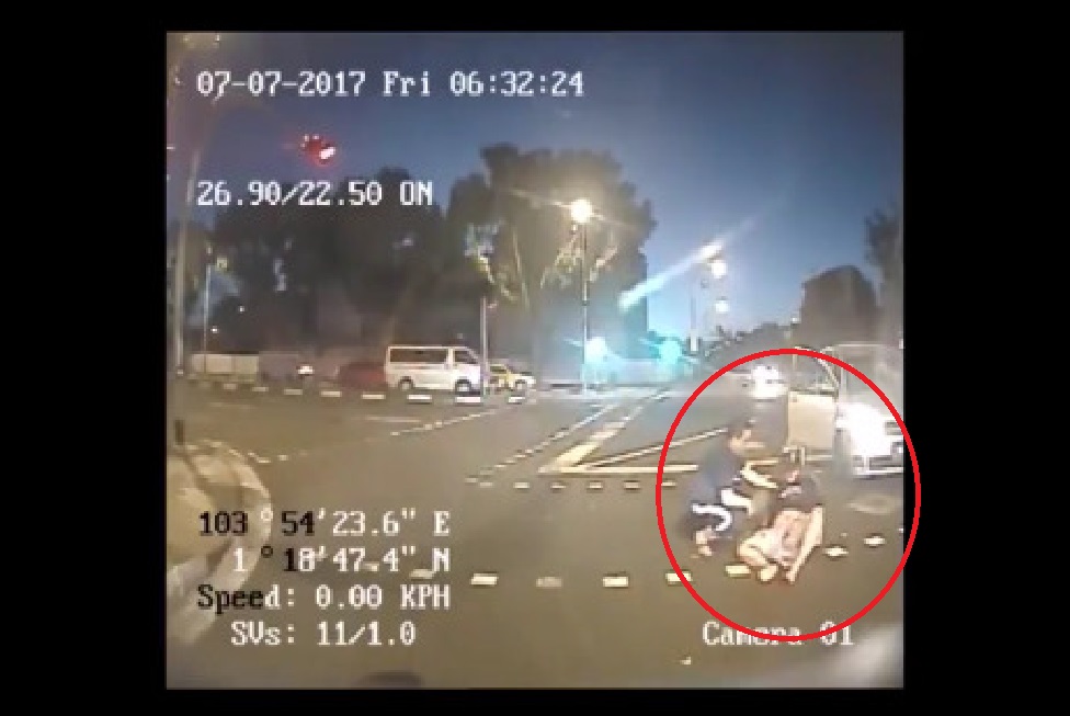 MOTOR BEAT RED LIGHT AT STILL ROAD THEN ACCIDENT, RIDER DIED! (VIDEO)