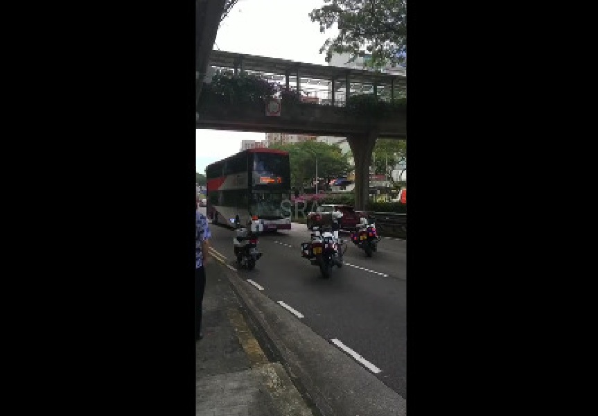 SBS BUS GOING AGAINST TRAFFIC. (VIDEO)