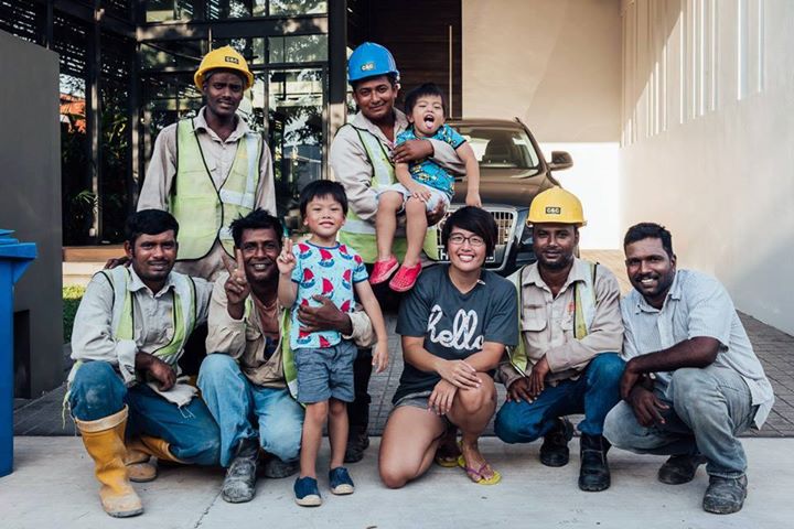 SINGAPOREAN LADY SHOWS HOW CAN ONE SHOW “LOVE” WITH TO OUR MIGRANT WORKER