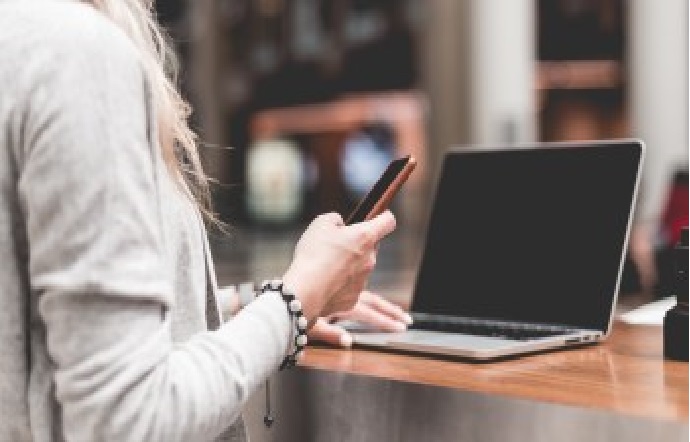 TEEN GIRL GIVE IT SUPPORT TO GUY AND FINDS MANY “ADULT MATERIALS”