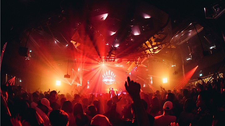 RANDOM CUTE CLUBBING GIRL ASKED ME TO HOLD HER DRINKS WHILE SHE TEXTED HER FRIENDS!