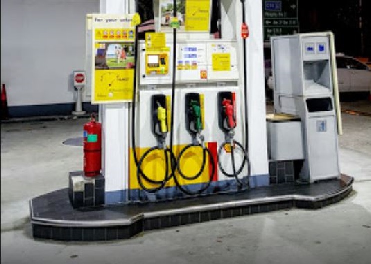 UBER DRIVER STEAL PETROL BY USING STOLEN CAR PLATES AT SENGKANG PETROL STATION