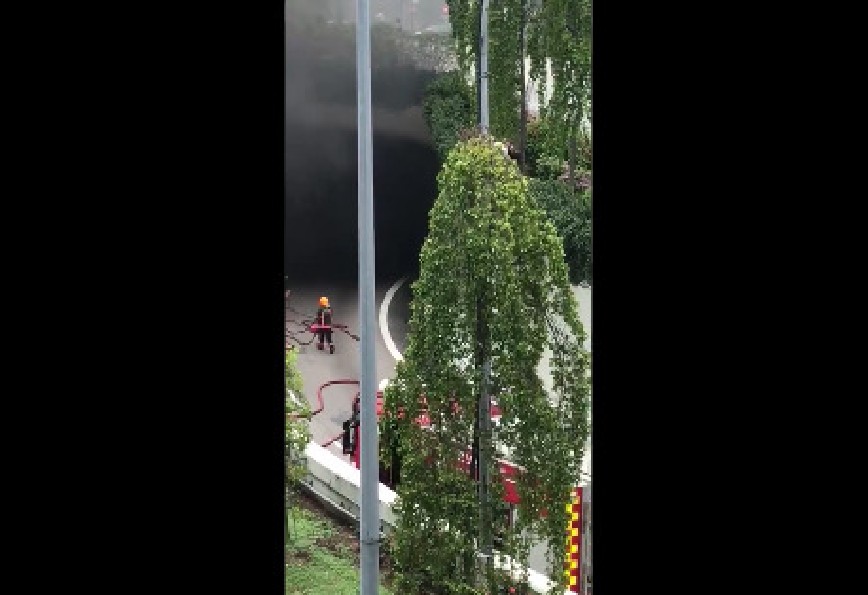 SCDF IN ACTION PUTTING OUT FIRE @ CHIN SWEE ROAD NEAR THE SUB COURT (VIDEO)