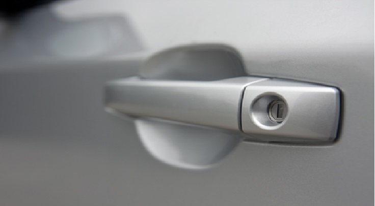 WOMAN LOCKS HERSELF OUT FROM HER CAR AND GET HELP IN THE MOST UNEXPECTED WAY!