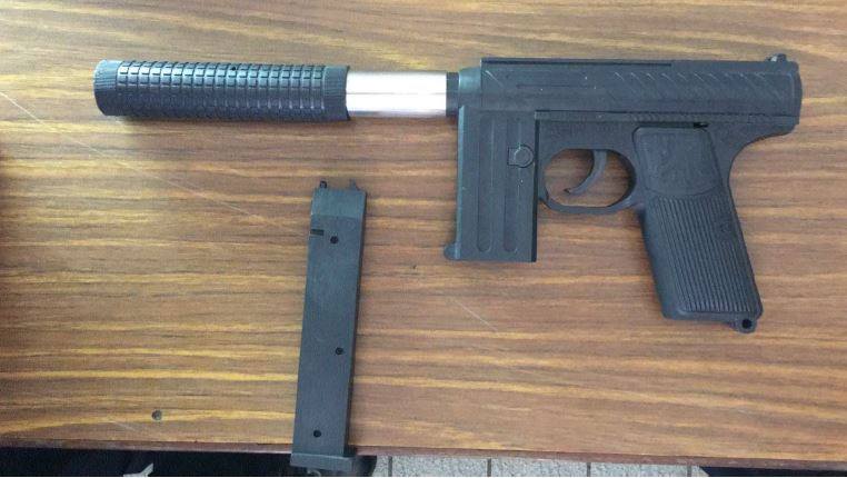 MALAYSIAN WAS FOUND WITH AIRSOFT GUN @WOODLANDS CHECKPOINT!