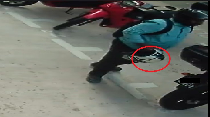 MOTORCYCLIST TOOK ANOTHER RIDER HELMET @BEDOK CAUSING HIM TO LOSE HIS INCOME FOR THE DAY (VIDEO)