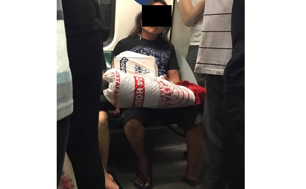 MAN TOUCH WOMAN’S THIGH IN MRT ON TRAIN TOWARDS JOO KOON!!