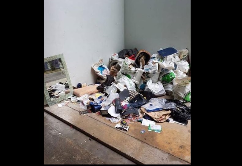 RESIDENTS OF SEMBAWANG DISGUSTED. HUGE PILE OF JUNK