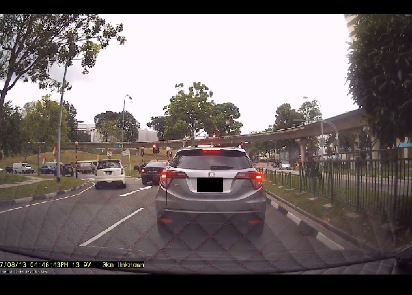 RECKLESS DRIVER AT BUKIT PANJANG. SUDDEN LANE CHANGE!