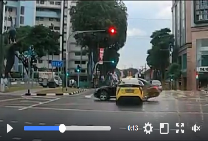 TAXI DRIVER BEAT RED LIGHT AND ACCIDENT @ ROCHOR (VIDEO)