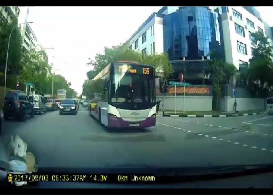 NEAR MISS. NEARLY HIT DRIVER AT SERANGOON (VIDEO)