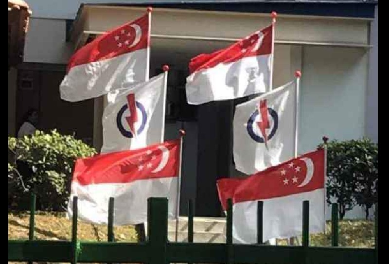 NETIZEN OFFENDED AFTER SEEING PAP FLAGS ALONG WITH SG FLAG ON NATIONAL DAY