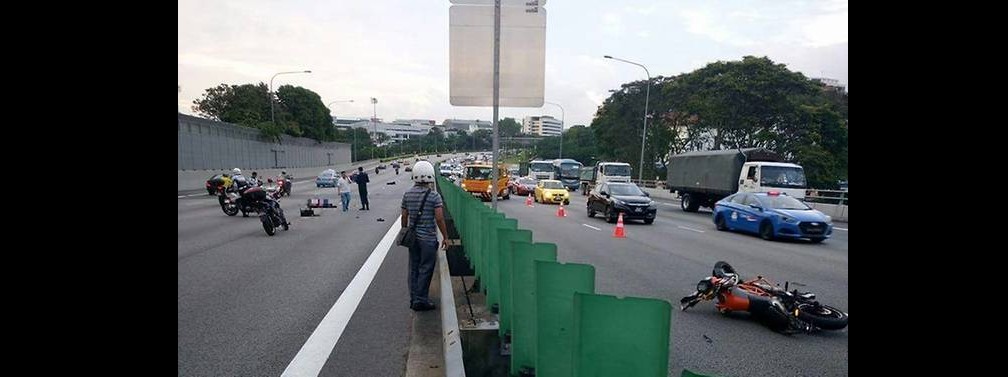 ACCIDENT AT PIE, MOTORCYCLIST FLEW OVER DIVIDER, HITTING CAR