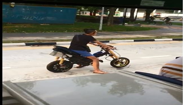 E-BIKE USER SPEEDING @ YISHUN WITHOUT HELMET AS IF HE A RIDING A MOTORBIKE!(VIDEO)