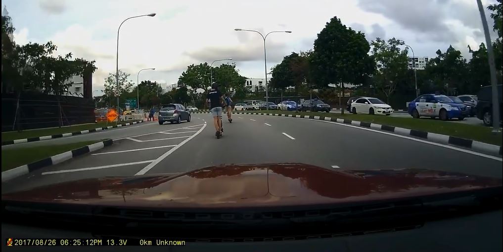 SHOULD E SCOOTER BE BAN OFF THE ROAD? TWO E-SCOOTER USERS DANGEROUS WEAVING THRU TRAFFIC