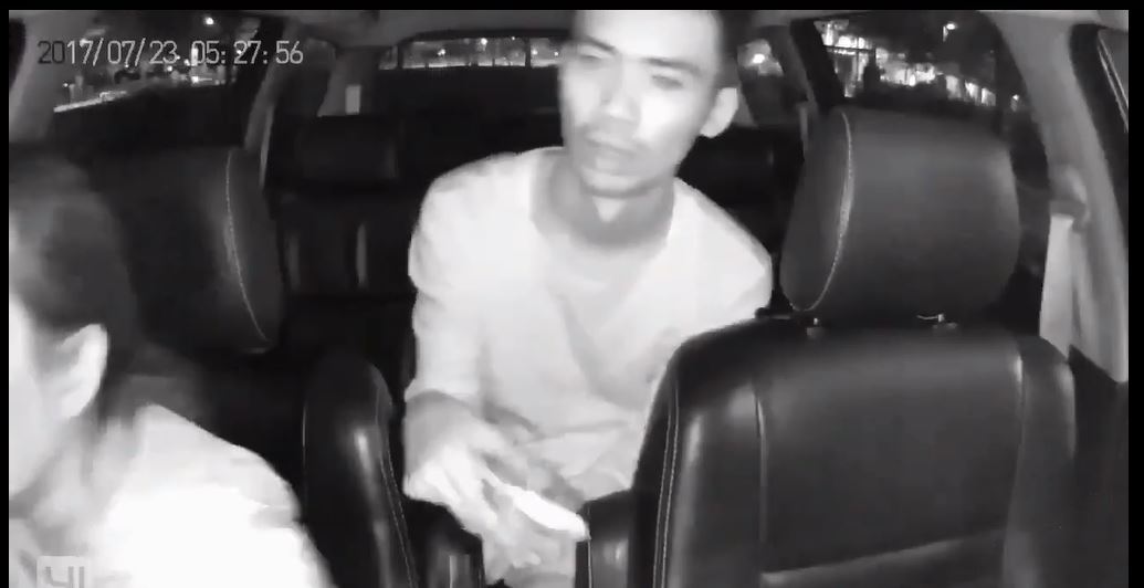 YOUTH STEALING MONEY FROM TAXI UNCLE: 3 DAYS OF HIS SALARY WAS TAKEN!(VIDEO)