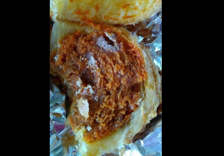 HANS CAFE AT SUNTEC MOLDY CURRY PUFF!! LOOK BEFORE YOU EAT!!
