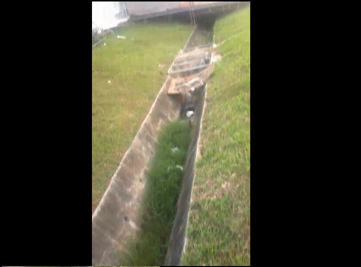NETIZEN CLAIMS THAT DRAIN @ BOON LAY BADLY TAKEN CARE CAUSING FOUL SMELL!(VIDEO)