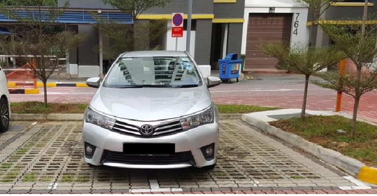INCONSIDERATE DRIVER OCCUPIED TWO PARKING LOTS AT WOODLANDS CARPARK!