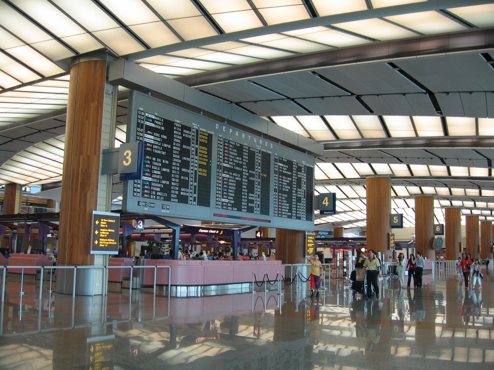 DRUNK ANGMO USED UNLAWFUL FORCE ON TWO POLICEMEN AFTER MISSING HIS FLIGHT @T2!