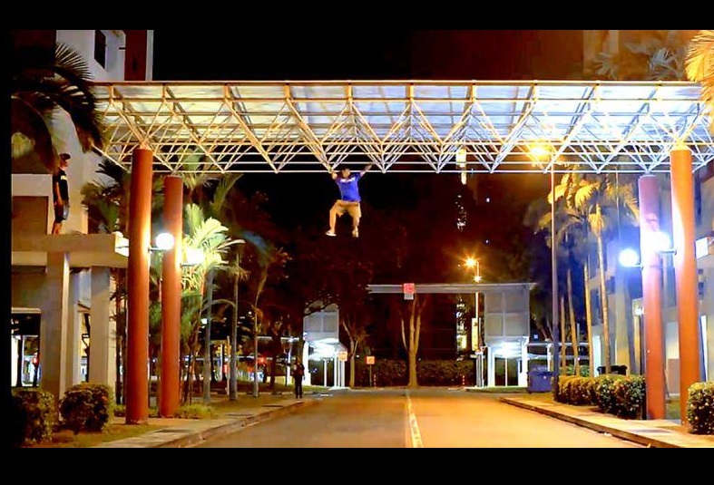 KIDS THINK THEY SPIDERMAN.  EXTREME BODOH. NOW YOU KNOW WHY PEOPLE DIE YOUNG