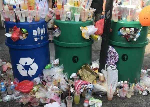BUGIS JUNCTION NEEDS TO HAVE BIGGER BIN! RUBBISH OVERFLOWING ESPECIALLY DURING THE WEEKENDS!