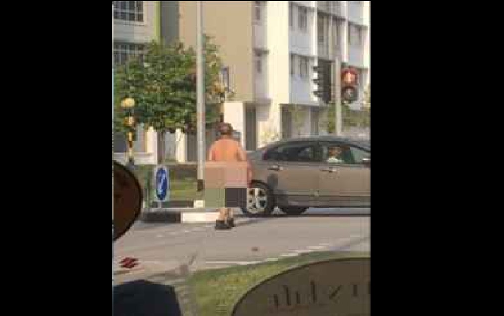 TAMPINES MAN WALKING WITHOUT ANYTHING ON.
