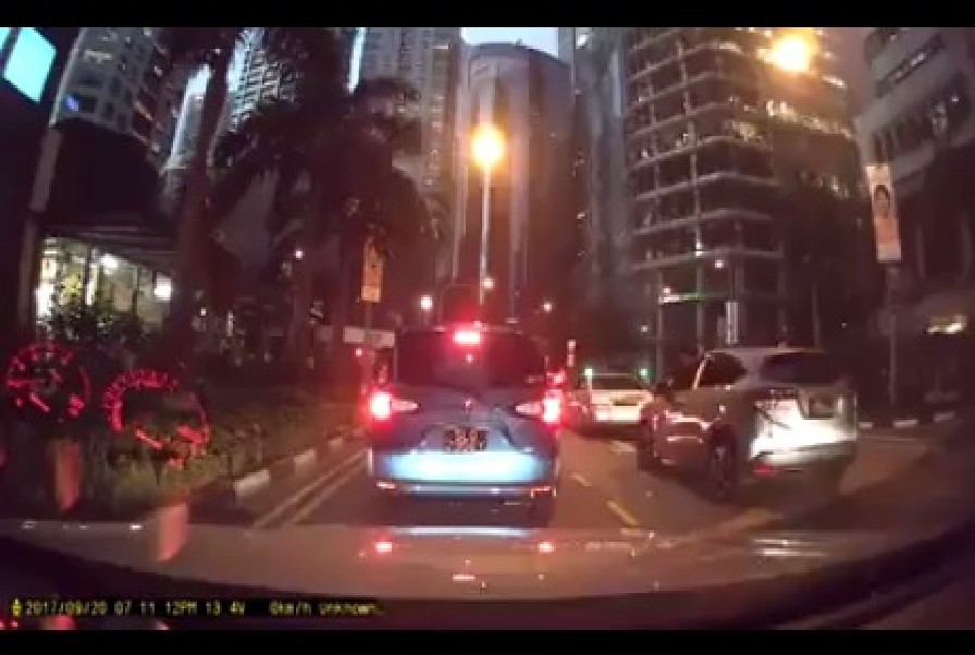 DRIVER INSIST ON DRIVING STRAIGHT EVEN THOUGH HE DRIVING ON LEFT TURN LANE