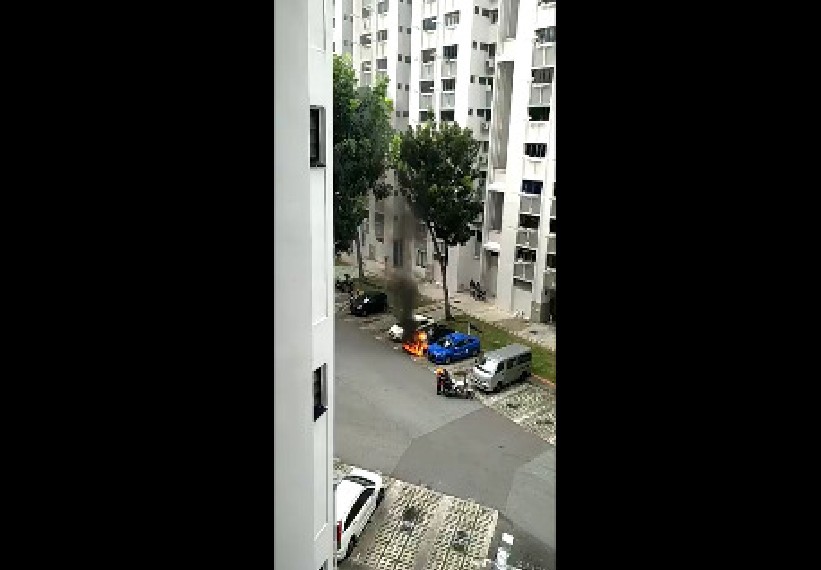 CAR CATCH FIRE AT BEDOK CAR PARK (VIDEO)