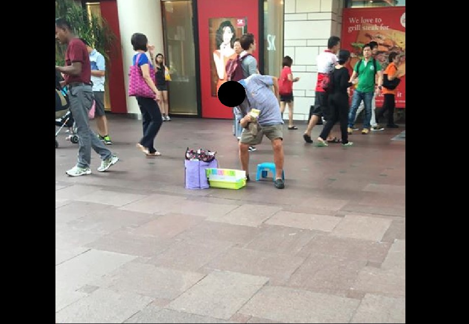 MAN GOT SCOLDED BY TISSUE UNCLE AFTER PUTTING MONEY IN BOX INSTEAD OF HIS HANDS
