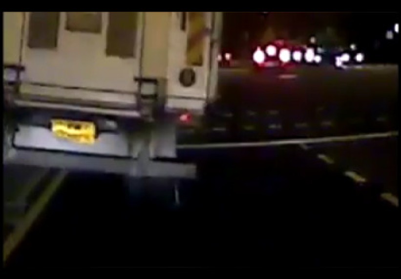 DRIVER SUDDEN CHANGE LANE THEN MOUNT KERB (VIDEO)