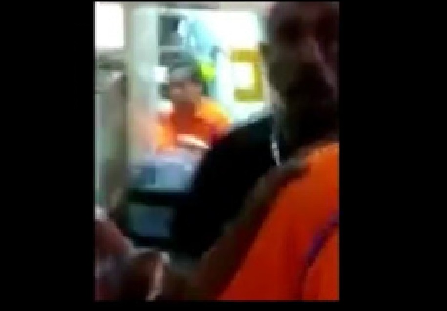 MAN THREATEN TO BEAT UP WOMAN AT GHIM MOH HAWKER CENTER (VIDEO)
