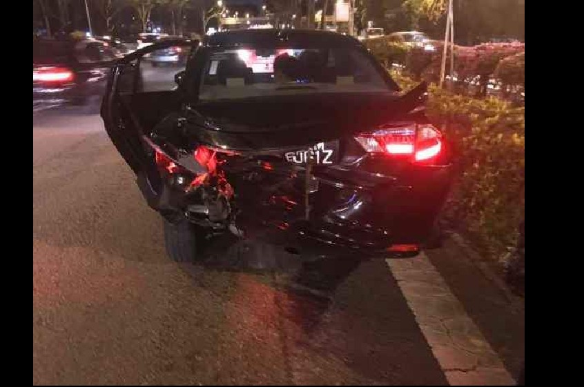 KAYPOH DRIVER. SEE OTHER PEOPLE ACCIDENT THEN LIKE THAT LOR
