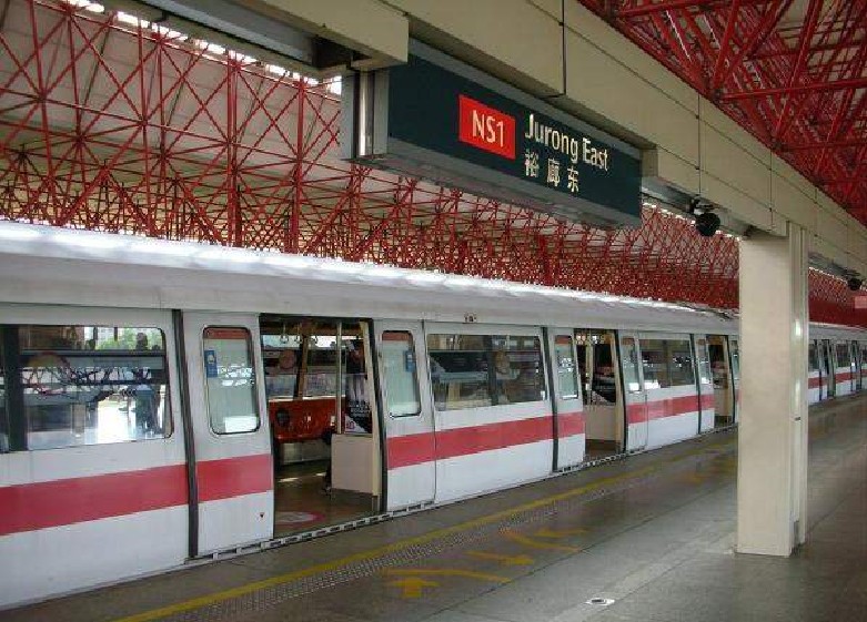 INDIAN NATIONAL PEE AT JURONG EAST MRT STATION. OFFERS $10 BRIBE.