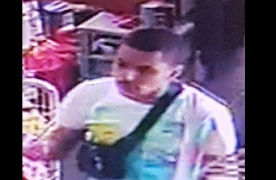 MAN CAUGHT ON CCTV SHOPLIFTING IN A BIRD SHOP (VIDEO)