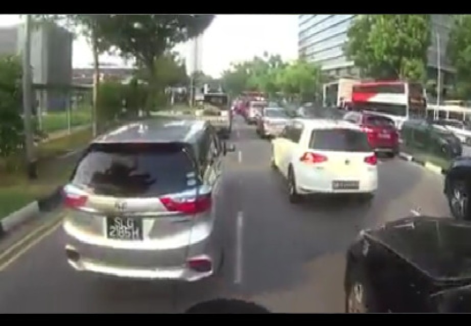 MOTOR UNHAPPY THAT CAR DID NOT LET HIM SQUEEZE THROUGH (VIDEO)