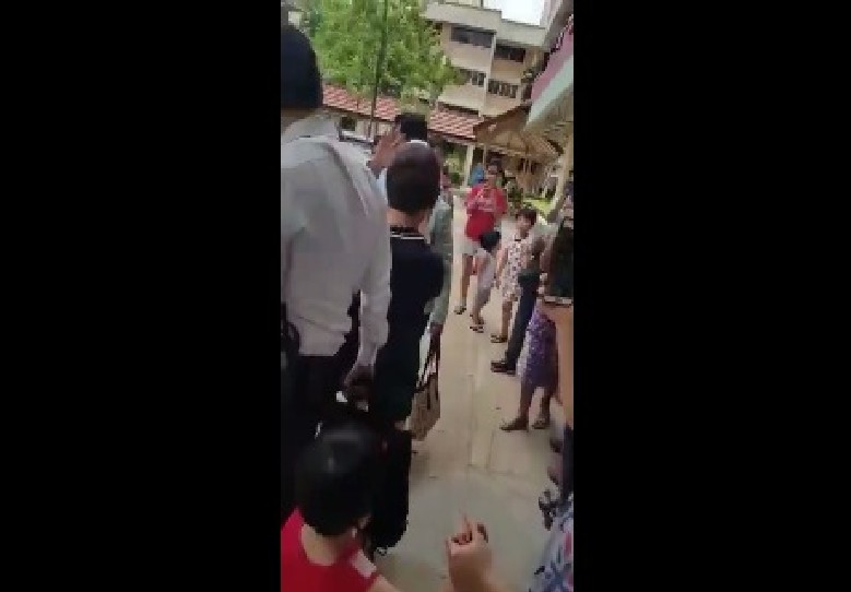 BUNCH OF CROWD MAKING SCENE AT HALIMAH’S ARRIVAL FROM HDB LIFT (VIDEO)
