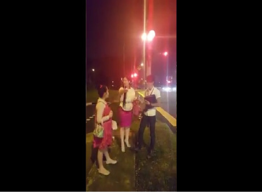 PRC WOMAN GOT INTO DISPUTE WITH TAXI. GETS DAUGHTER TO SAY THINGS (VIDEOS)