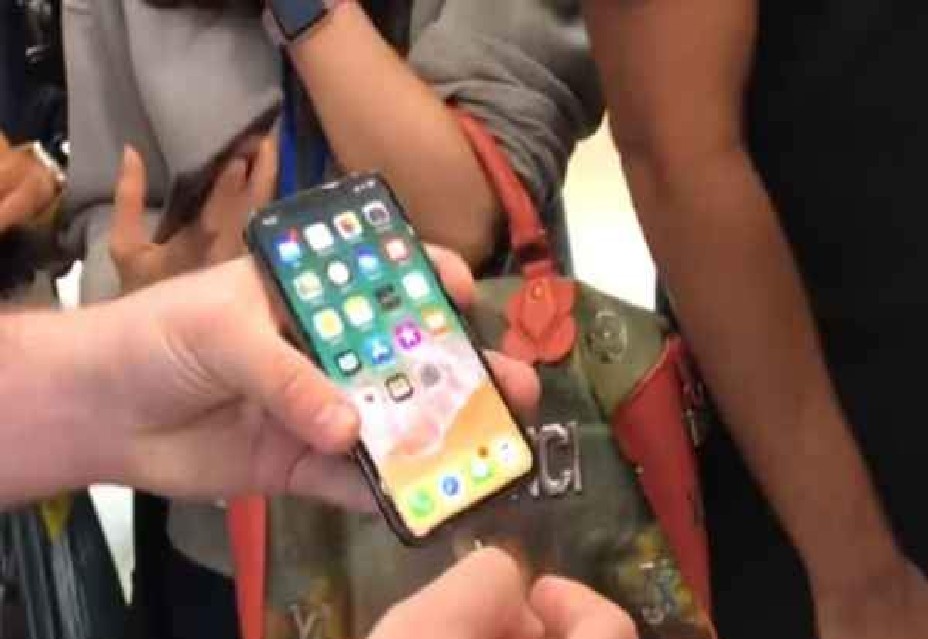 GENIUS GO ORCHARD APPLE STORE QUEUE FOR IPHONE X. STILL GOT 2 MONTHS LEH
