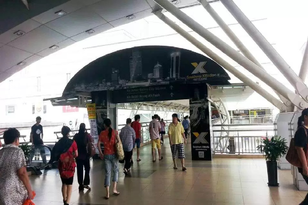 WOMAN REJECTS SHARING CAR WITH TATTOO COUPLE FROM JB TO SG. GETS BEAT UP INSTEAD