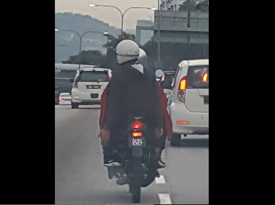 M’SIA MOTORCYCLIST HELP AMBULANCE TO CREATE LANE IN ADVANCE! NETIZEN IS GRATEFUL! (VIDEO)