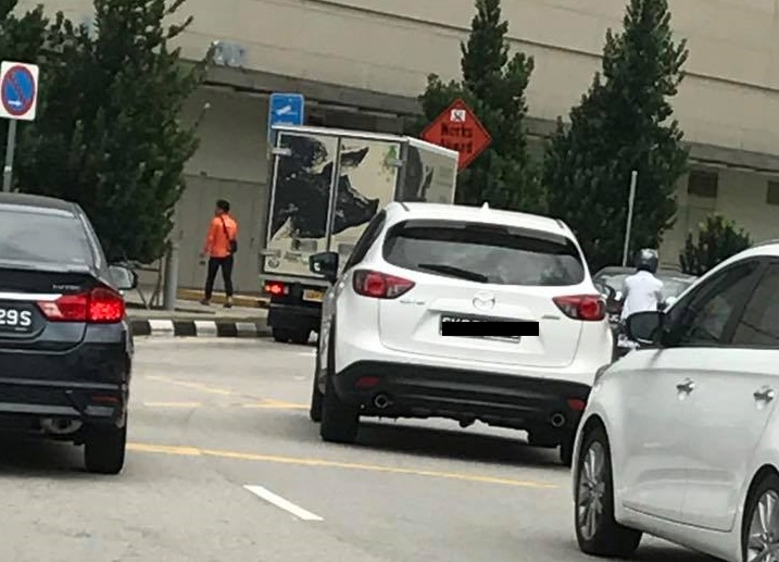 NETIZEN CLAIMS HER MOTHER NEARLY GOTTEN RUN OVER AFTER CAR DIDN”T STOPPED @ JUNCTION LEADING TO TAMPINES ONE