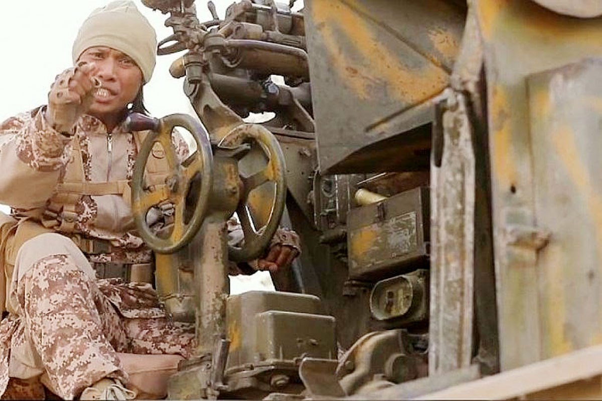 ISIS FIGHTER FROM SINGAPORE BELIEVED TO BE RECUITING FAMILY TO JOIN HIM!