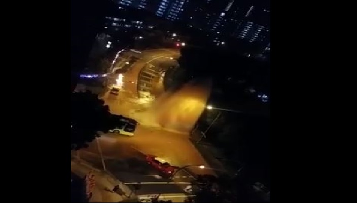 PIPE BURST @ BUKIT BATOK WEST SHOOTING WATER UP TO 3 STOREYS HIGH! (VIDEO)