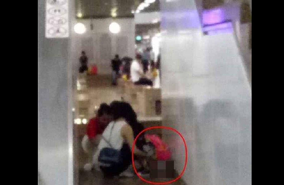 PRC FAMILY ALLOW CHILD TO TAKE A DUMP AT MIDDLE OF CHINATOWN MRT