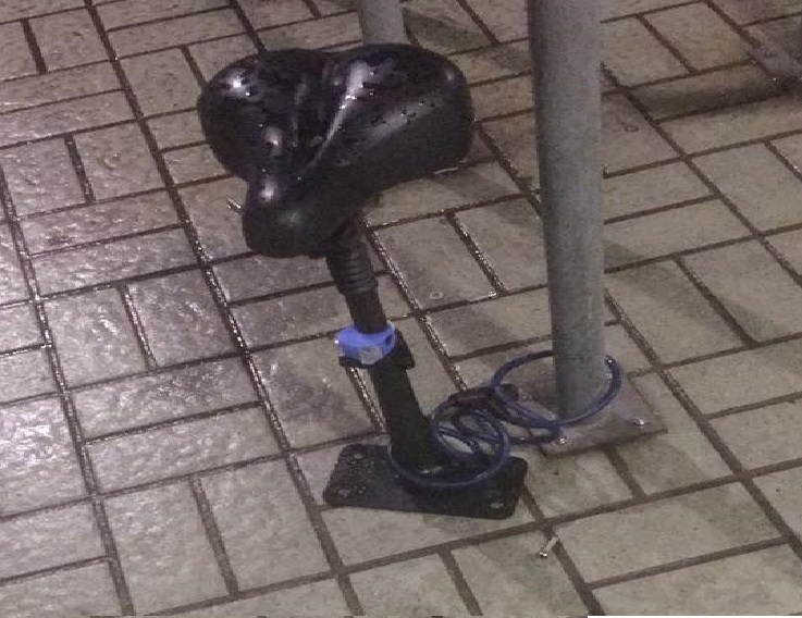NETIZEN LOCK HIS SCOOTER OUTSIDE SENGKANG MRT COME BACK LEFT ONLY HIS SEAT!