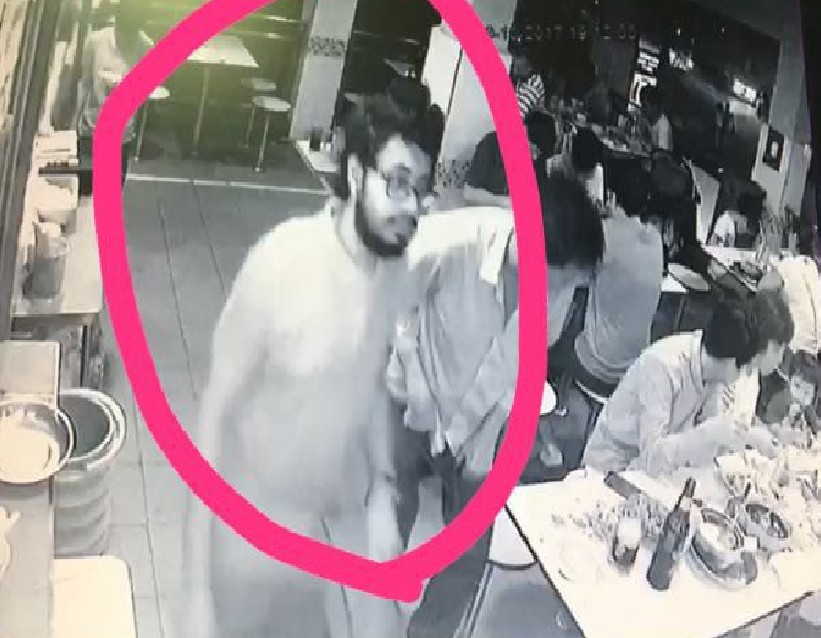 GUY STEAL IN PUBLIC SIGHT @ DUNMAN FOOD CENTRE (VIDEO)